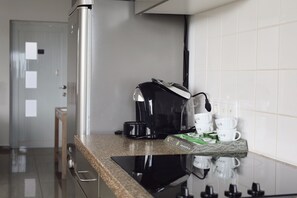 Réfrigérateur, micro-ondes, plaque de cuisson, cafetière/bouilloire