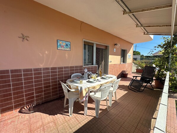 Outdoor dining