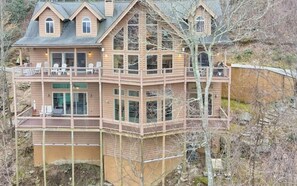 Exterior - Charming 4-bedroom chateau with WiFi, fitness room in lovely Dillard. (Dillard)