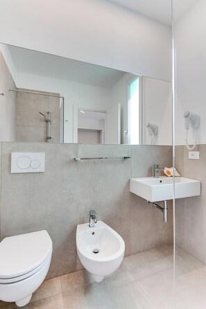 Ducha, secador de pelo, bidé y toallas