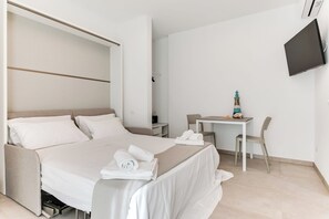 1 quarto, cofres nos quartos, ferros/tábuas de passar roupa