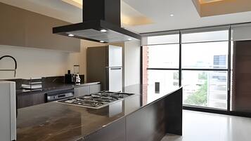 Geladeira, micro-ondas, fogão, cafeteira/chaleira