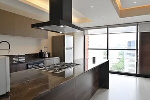 Geladeira, micro-ondas, fogão, cafeteira/chaleira