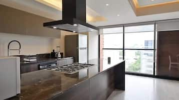 Kühlschrank, Mikrowelle, Ofen, Wasserkocher mit Kaffee-/Teezubehör