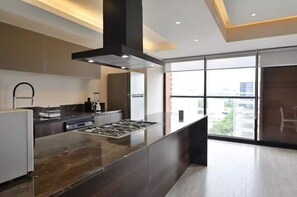 Kühlschrank, Mikrowelle, Ofen, Wasserkocher mit Kaffee-/Teezubehör