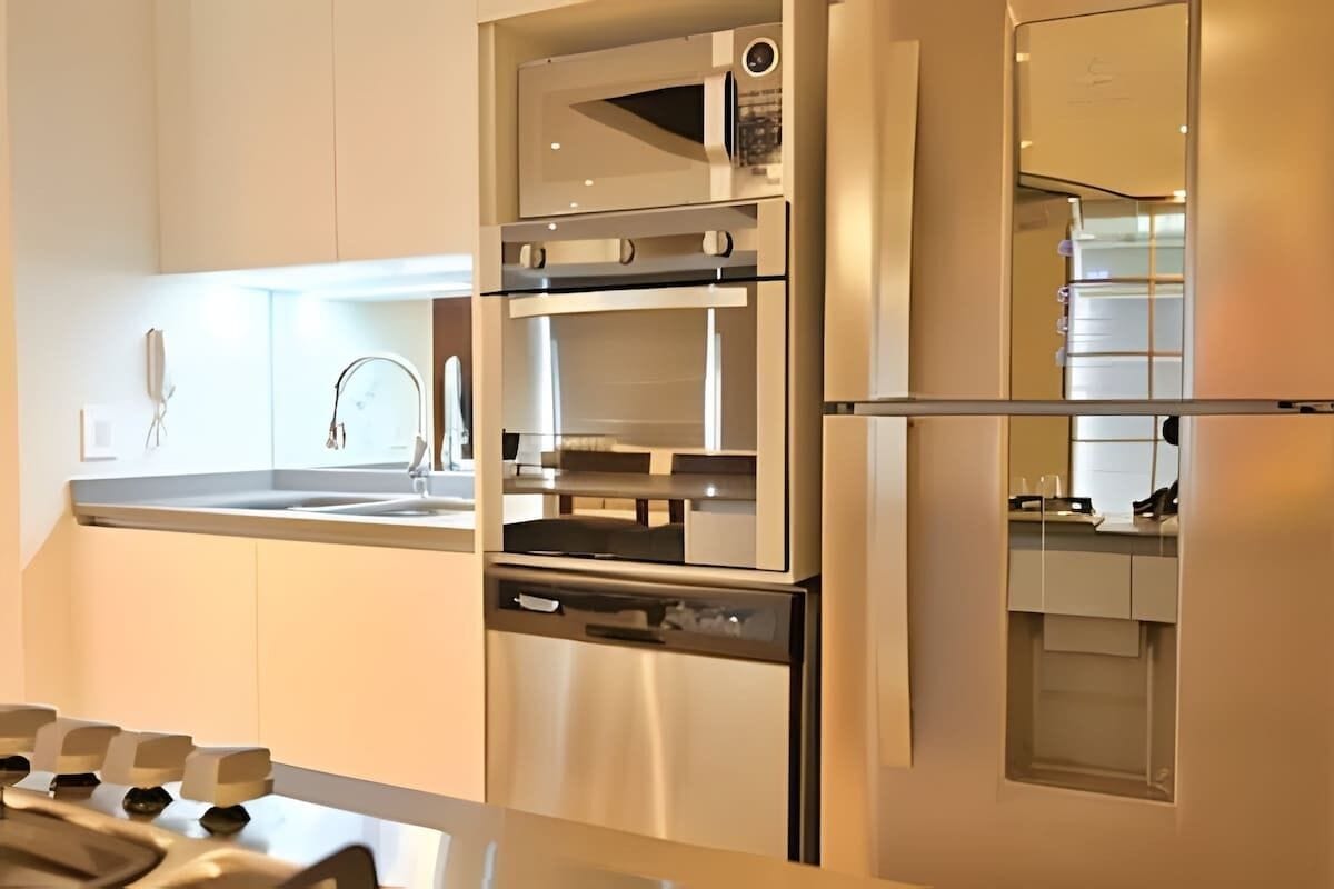 Refrigerador, microondas, placa de cocina, cafetera/tetera