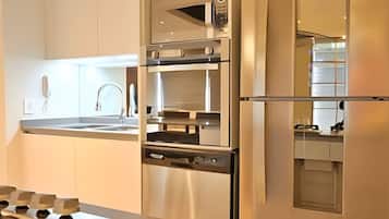 Refrigerador, microondas, placa de cocina, cafetera/tetera