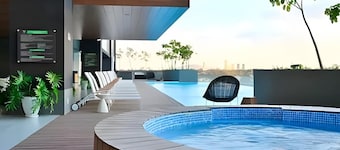 Bright 2BR w/ pool access & hot tub