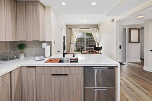 Mikrobølgeovn, ovn, kokeplater og oppvaskmaskin