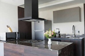 Réfrigérateur, micro-ondes, four, plaque de cuisson