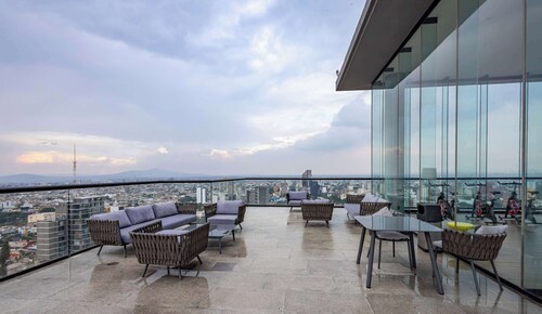 Skyline view apartment w/ workspace