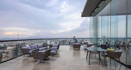 Skyline view apartment w/ workspace