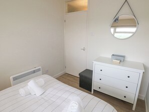 2 quartos, individualmente decorados, individualmente mobiliados