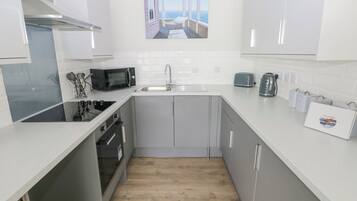 Dishwasher, cookware/dishes/utensils