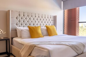 2 quartos, ferros/tábuas de passar roupa, roupa de cama