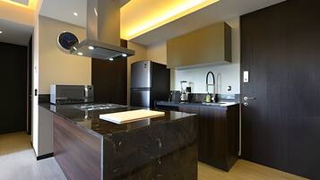 Fridge, microwave, oven, coffee/tea maker