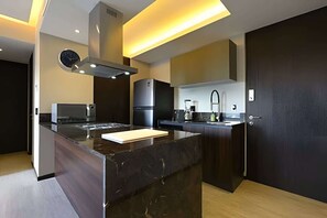 Kylskåp, mikrovågsugn, ugn och kaffe- och tebryggare