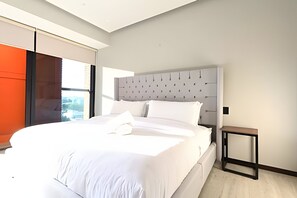 2 dormitorios, tabla de planchar con plancha, ropa de cama