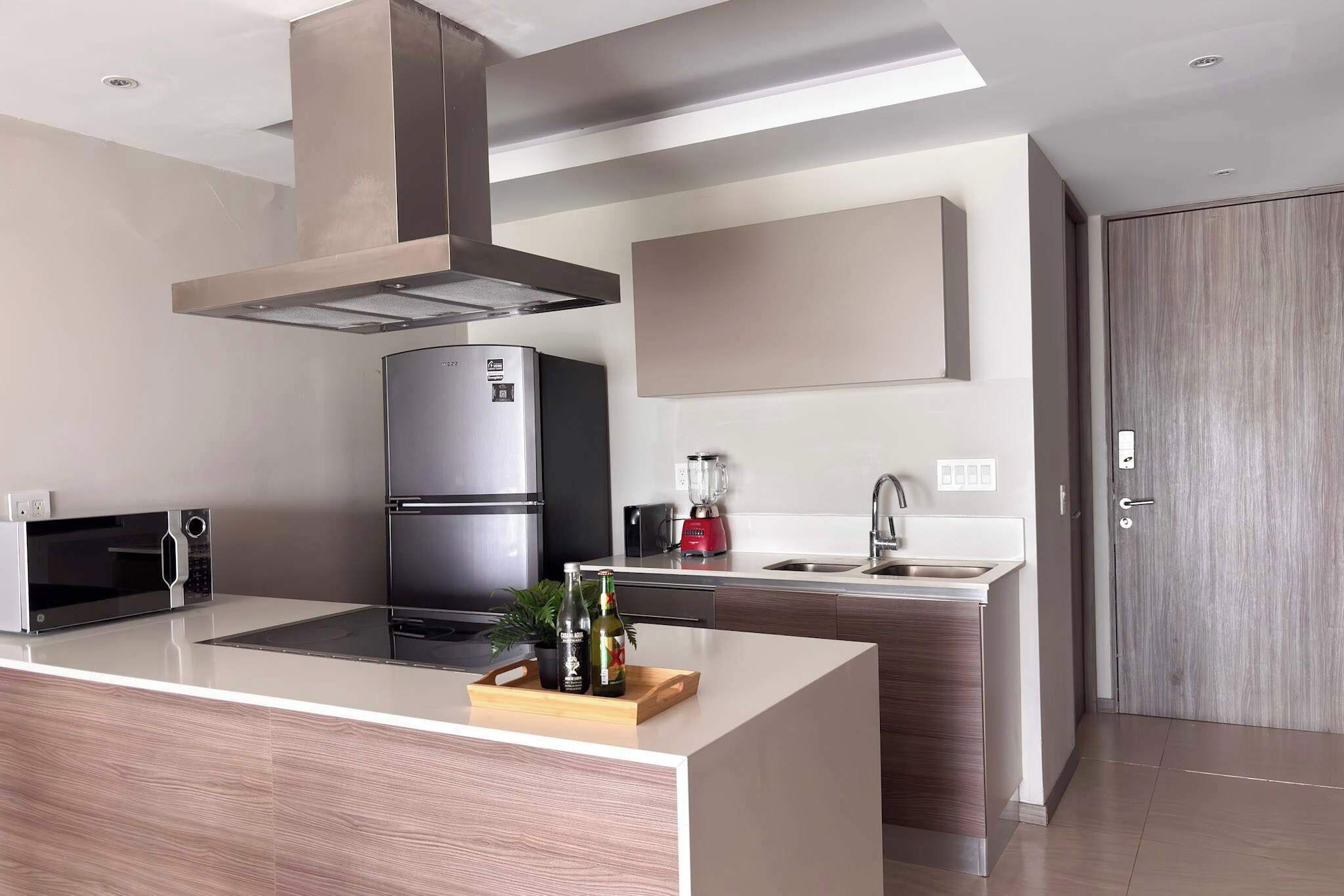 Wasserkocher mit Kaffee-/Teezubehör, Kühlschrank, Mikrowelle, Ofen
