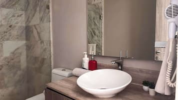 Douche, sèche-cheveux, serviettes fournies, shampoing