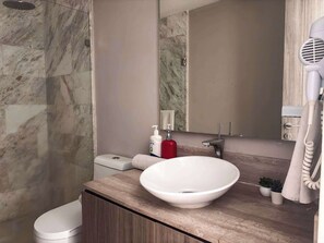 Dusche, Haartrockner, Handtücher, Shampoo