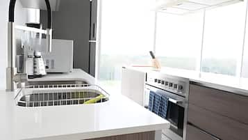 Kühlschrank, Mikrowelle, Ofen, Wasserkocher mit Kaffee-/Teezubehör