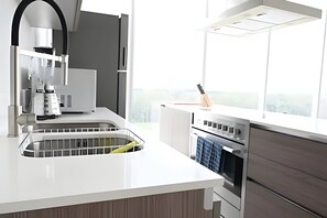 Réfrigérateur, micro-ondes, four, cafetière/bouilloire