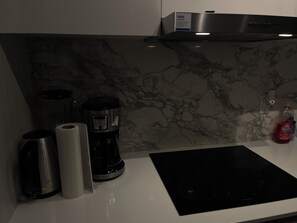 Frigorífico, microondas, horno y placa de cocina