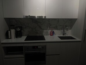Réfrigérateur, four à micro-ondes, un four, surface de cuisson