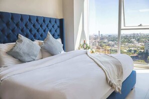 2 makuuhuonetta, silitysrauta/-lauta, vuodevaatteet