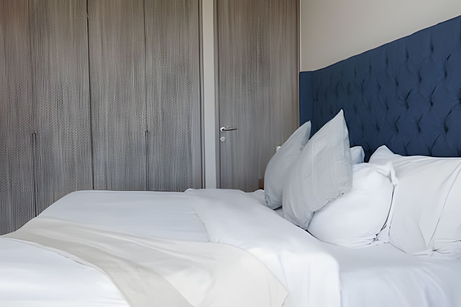 2 habitaciones, tabla de planchar con plancha y ropa de cama 