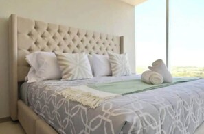 2 bedrooms, WiFi, bed sheets - Calm Guadalajara stay w/ pool & gym access (Guadalajara)