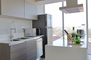 Kühlschrank, Mikrowelle, Ofen, Wasserkocher mit Kaffee-/Teezubehör