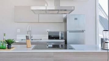 Kjøleskap, mikrobølgeovn, ovn og kokeplater