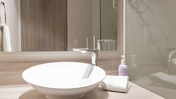 Een haardroger, handdoeken