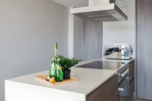 Refrigerador, microondas, parrilla de estufa y cafetera y tetera 