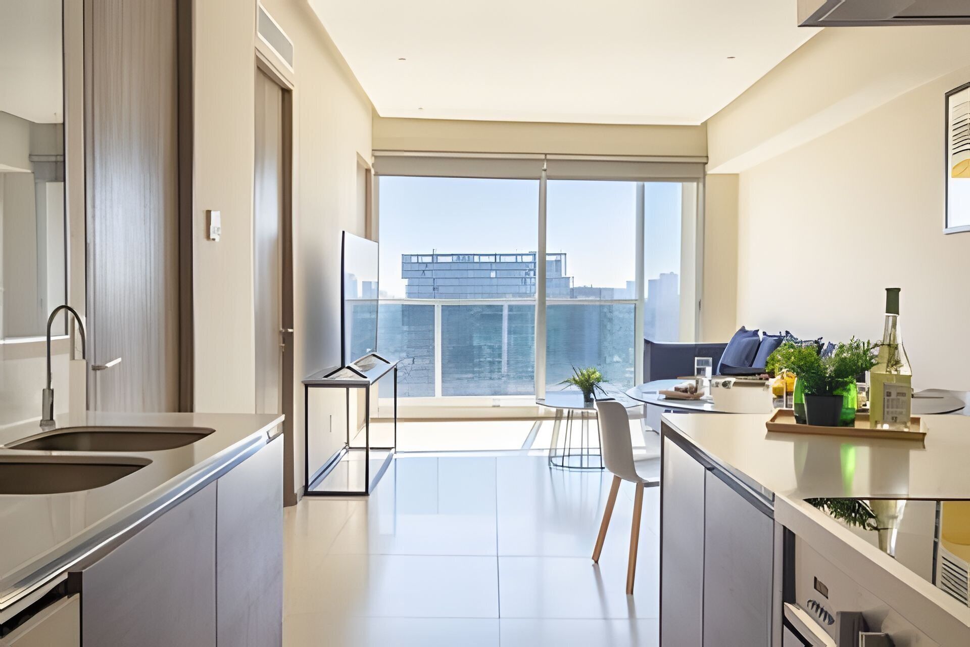 Een koelkast, een microgolfoven, een koffiezetapparaat/waterkoker