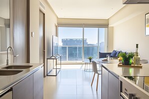 Jääkaappi, mikroaaltouuni, kahvin-/teenkeitin