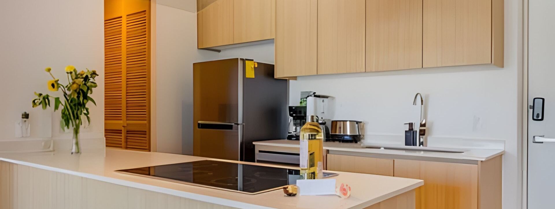 Jääkaappi, mikroaaltouuni, kahvin-/teenkeitin