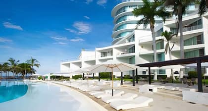 Coastal condo w/ pool & beach access