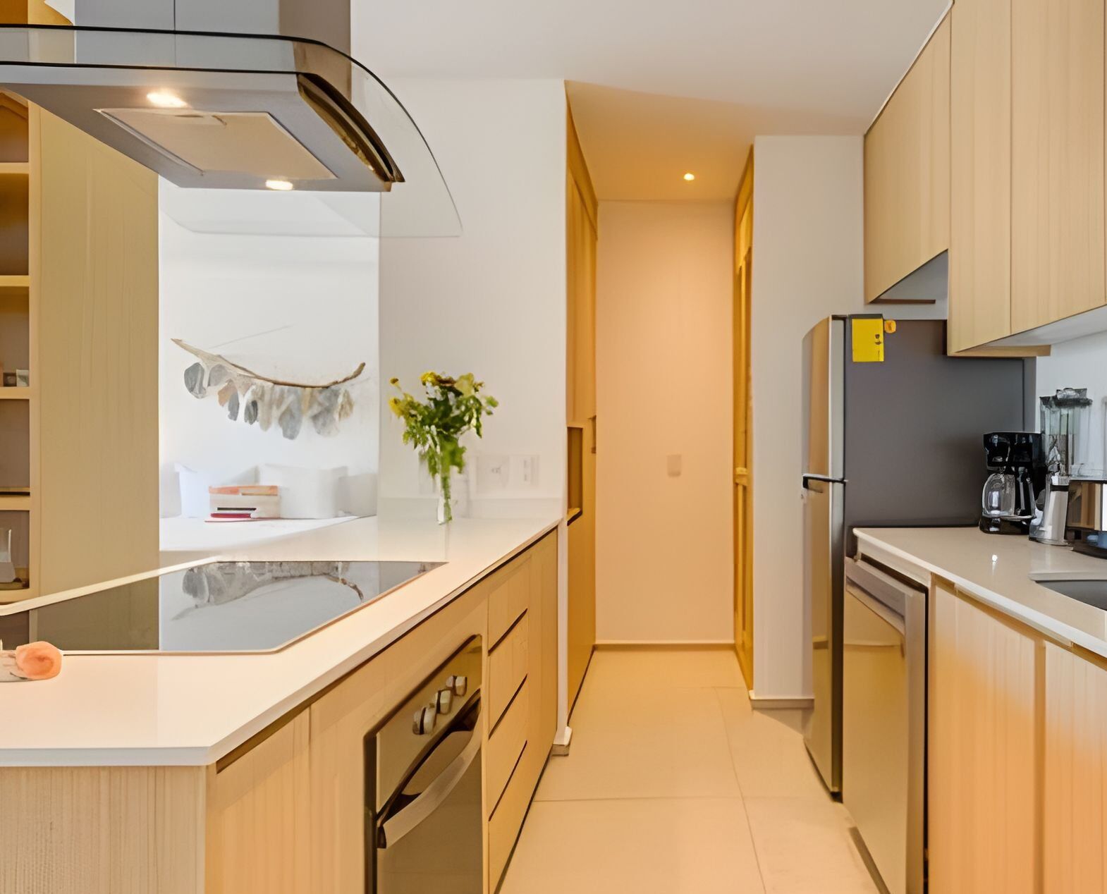 Jääkaappi, mikroaaltouuni, kahvin-/teenkeitin