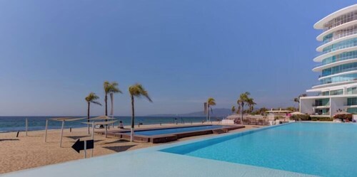 Beachside condo w/ pool access & balcony