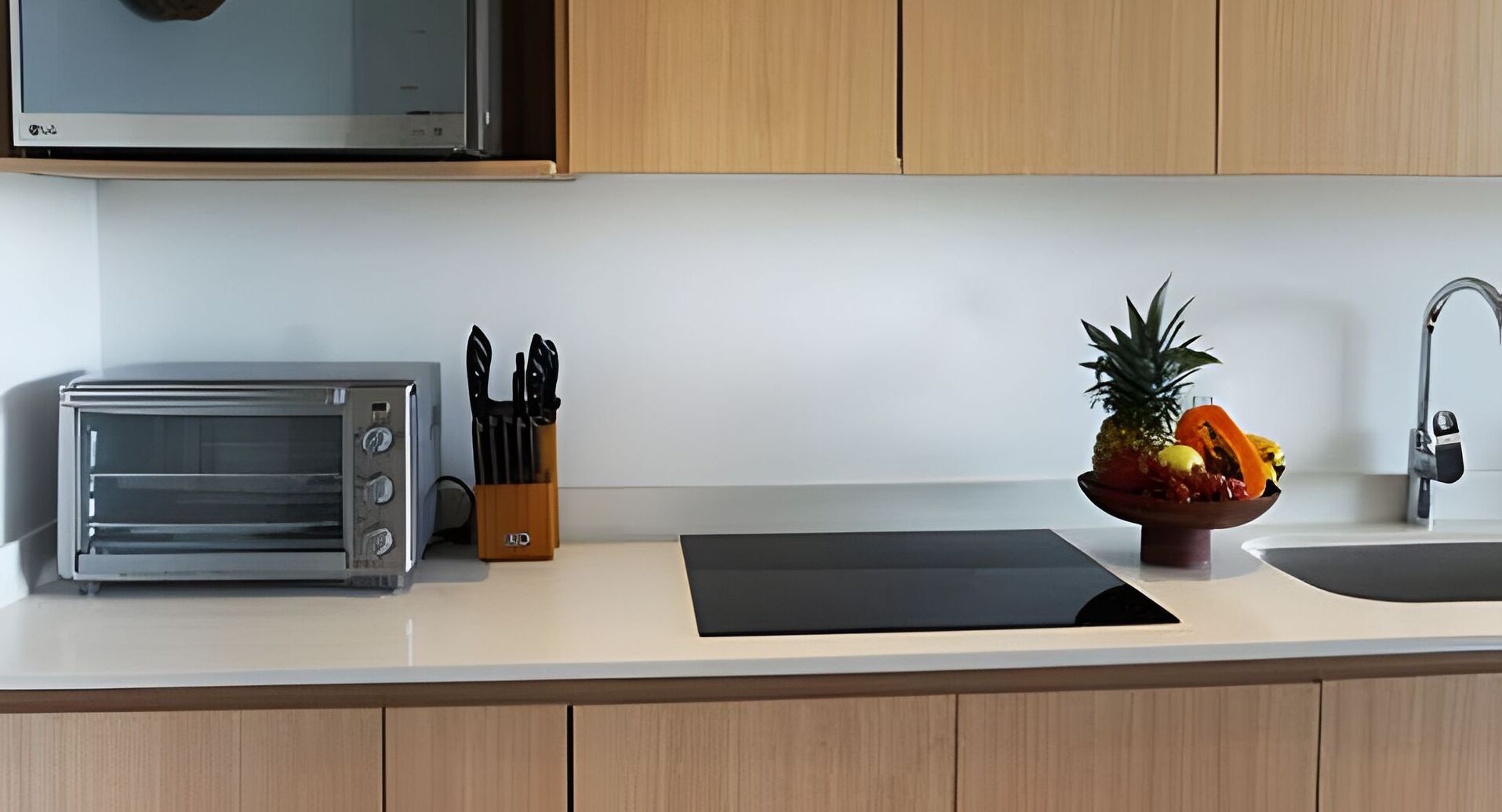 Kühlschrank, Mikrowelle, Wasserkocher mit Kaffee-/Teezubehör