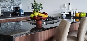 Réfrigérateur, micro-ondes, batterie de cuisine, vaisselle et ustensiles