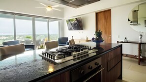 Kühlschrank, Mikrowelle, Kochgeschirr/Geschirr/Besteck