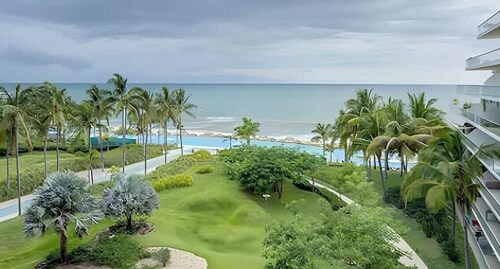 Condo w/ beach access, pool & resort amenities
