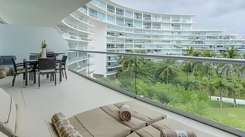 Waterfront condo w/ pool & beach access