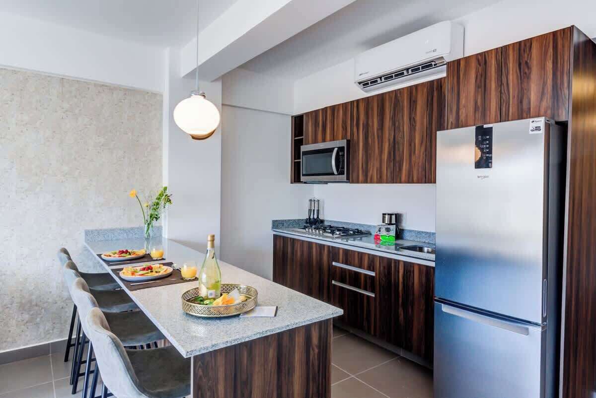 Kühlschrank, Mikrowelle, Kochgeschirr/Geschirr/Besteck