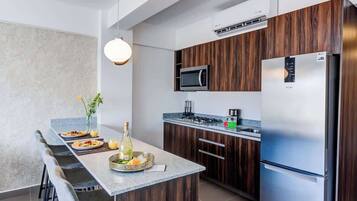 Kühlschrank, Mikrowelle, Kochgeschirr/Geschirr/Besteck