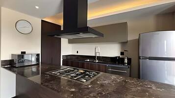 Kühlschrank, Mikrowelle, Mixer, Kochgeschirr/Geschirr/Besteck